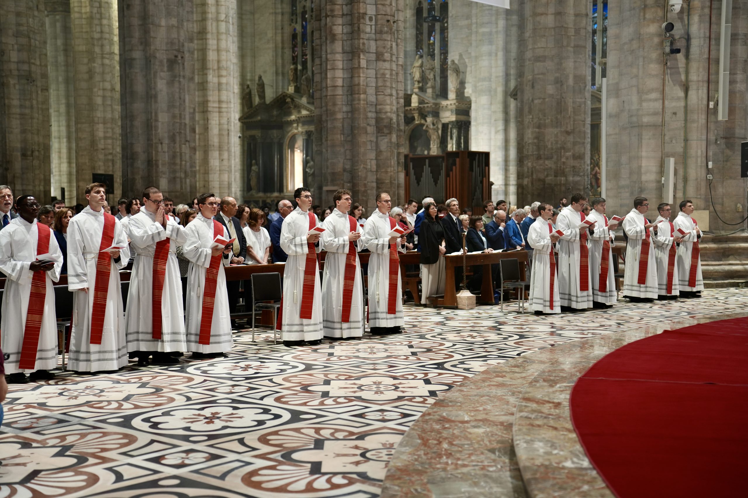 I diaconi all'inizio della celebrazione (foto Andrea Cherchi)