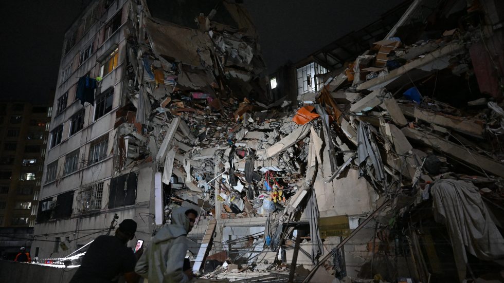 Le macerie di un edificio a Caracas dopo il terremoto (Foto AFP/SIR)
