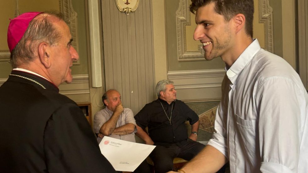 L'Arcivescovo con uno dei preti novelli