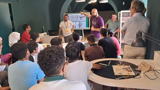 Ragazzi a scuola di energia sostenibile