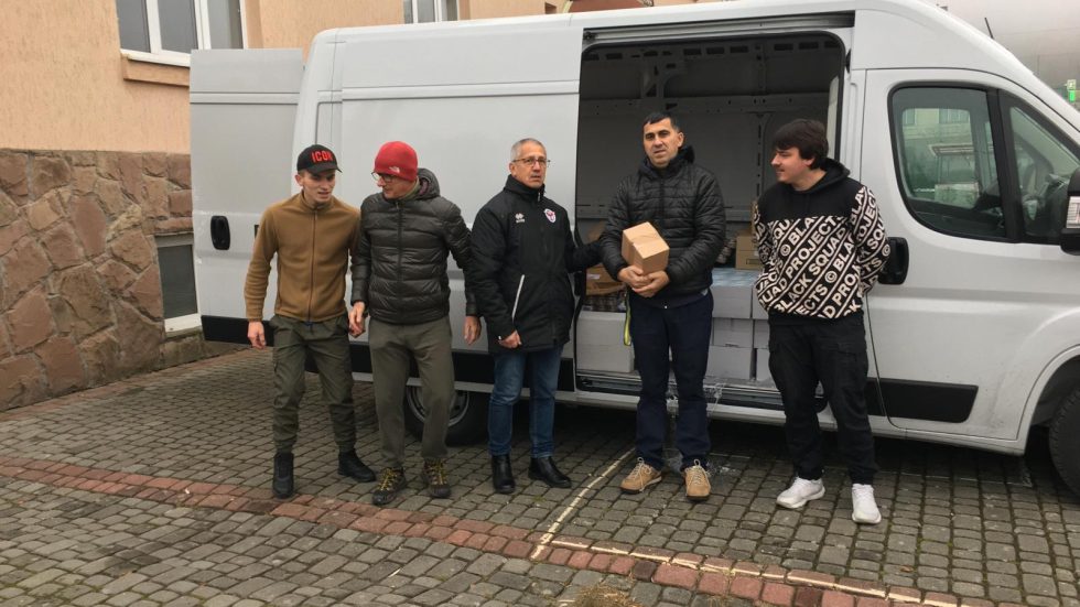 Alcuni volontari impegnati nella raccolta di beni di prima necessità