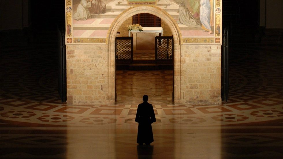 Davanti alla porta aperta della Porziuncola di Assisi, nella basilica di Santa Maria degli Angeli (Vatican News)