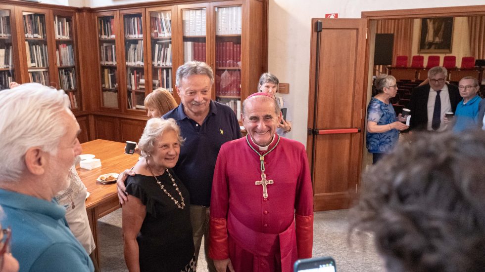L'Arcivescovo e alcuni suoi coetanei al momento di festa in Curia il 28 giugno scorso (Agenzia Fotogramma)