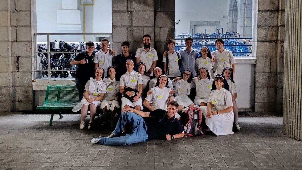 Ragazzi, una vacanza con i malati a Lourdes: «Basta un sorriso per scoprire la vera ricchezza»