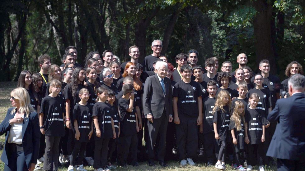 Mattarella-4-scaled Il Presidente della Repubblica con i ragazzi protagonisti del flash-mob al Bosco delle Querce (foto Lombardia Notizie)