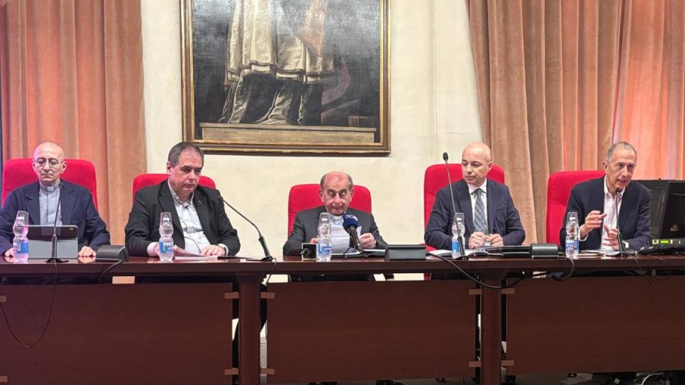 Da sinistra, don Massimo  Pavanello, monsignor Bruno Marinoni, monsignor Mario Delpini, Antonio Antidormi e Stefano Femminis