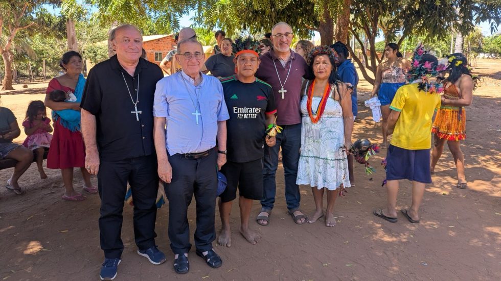 Delpini Brasile Mons. Mario Delpini durante visita ad una comunità indigena