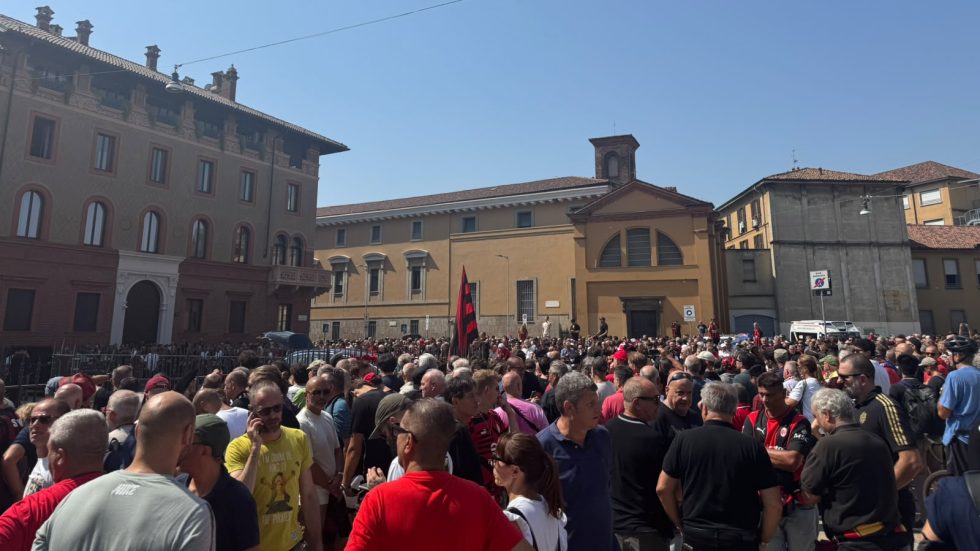 Funerale Baresi Le persone fuori dalla basilica di Sant'Ambrogio al funerale di Franco Baresi
