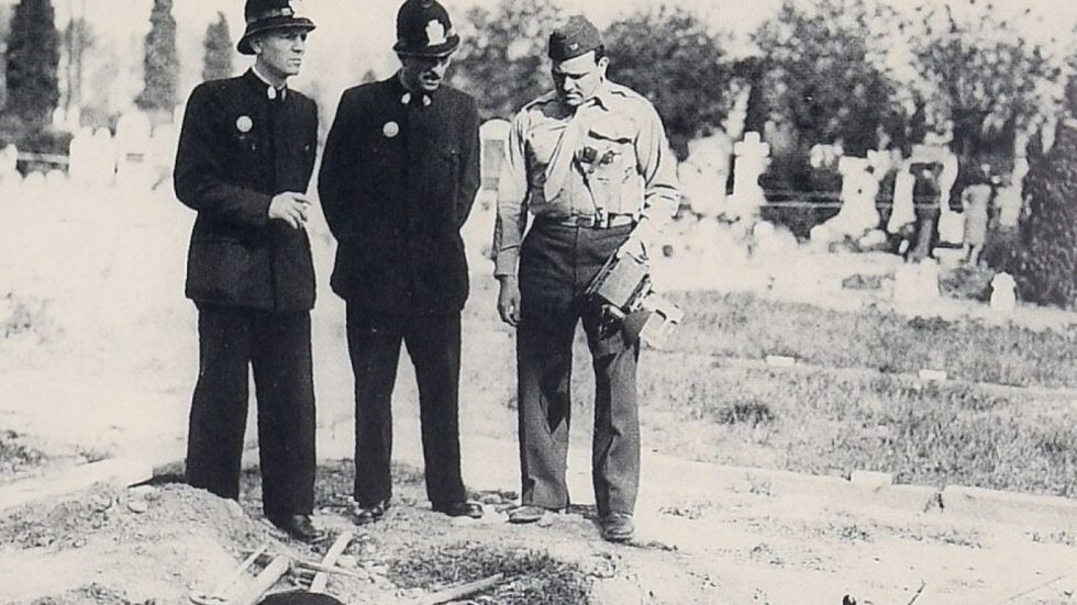 Gli inquirenti davanti alla tomba vuota di Mussolini al Cimitero di Musocco