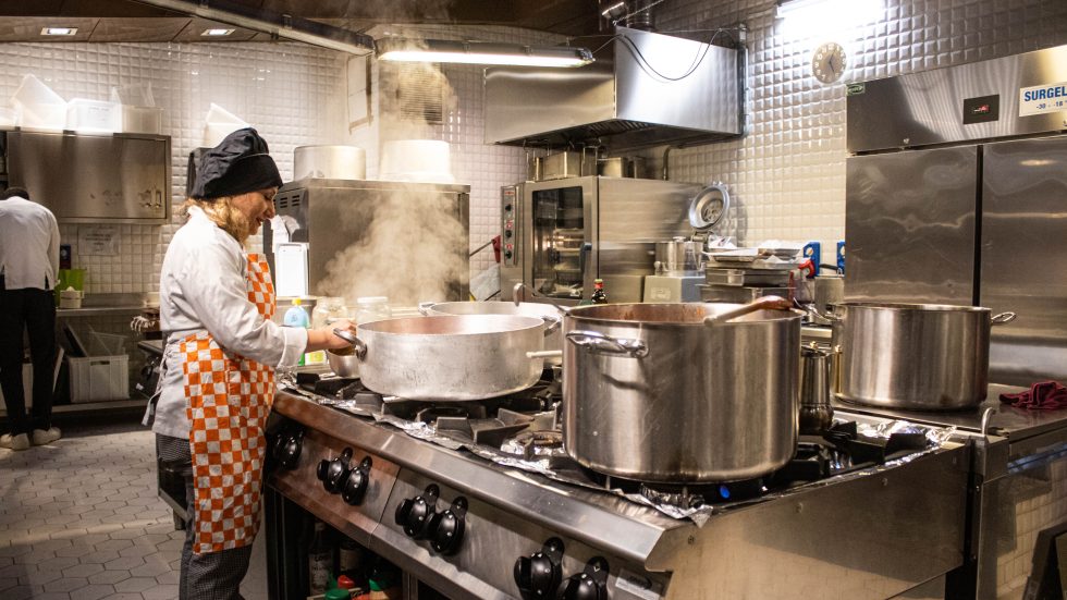 Una volontaria al lavoro al Refettorio ambrosiano di Milano Una volontaria al lavoro al Refettorio ambrosiano di Milano