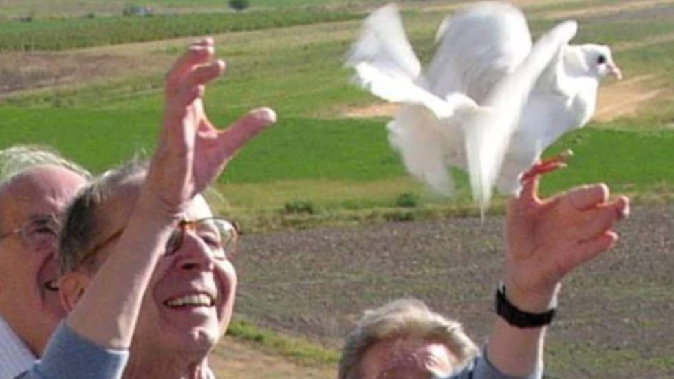 foto don Angelo colomba Don Angelo Casati libera in volo una colomba