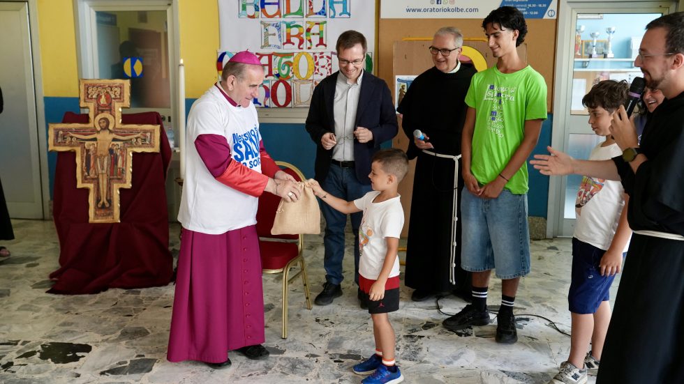 visita oratori estivi Don Stefano Guidi con l'Arcivescovo in visita a un oratorio estivo