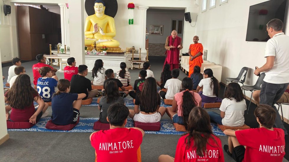 I ragazzi dell’oratorio estivo di San Giuseppe dei Morenti in visita al Centro buddhista Dharma Nikethanaya di via Padova I ragazzi dell'oratorio estivo di San Giuseppe dei Morenti in visita al Centro buddhista Dharma Nikethanaya di via Padova