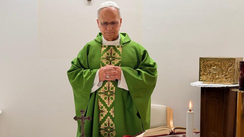 Il Papa ha celebrato la Messa con il personale del Gemelli in una sala adibita nel decimo piano del Gemelli (foto Vatican Media)