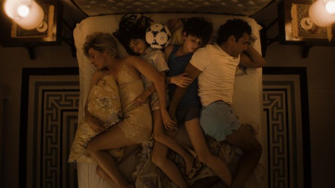 Attraverso la paura, L’Estranea invita all’amore