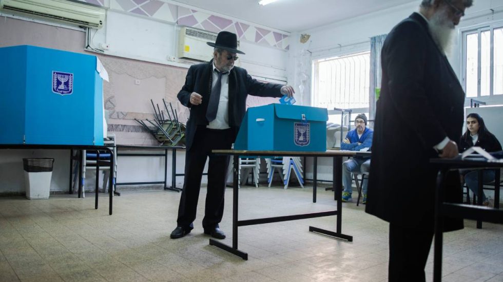 People cast votes during elections in Bnei Brak, Israel, March 2, 2020. (Dan Balilty/The New York Times) Foto The New York Times/Contrasto